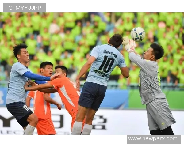 足球球迷冲入赛场抱住心仪球星瞬间引发全场沸腾和热议